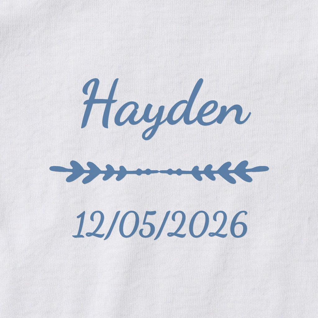 Body bébé personnalisé Hayden — gros plan du marquage « Hayden », ornement Flèche et date de naissance « 12/05/2026 »