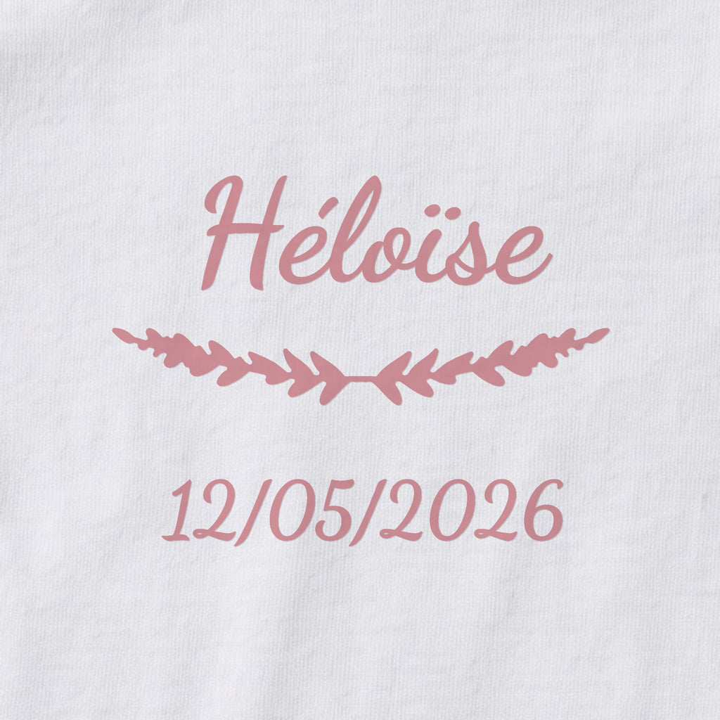 Body bébé personnalisé Héloïse — gros plan du marquage « Héloïse », ornement Brindilles et date de naissance « 12/05/2026 »