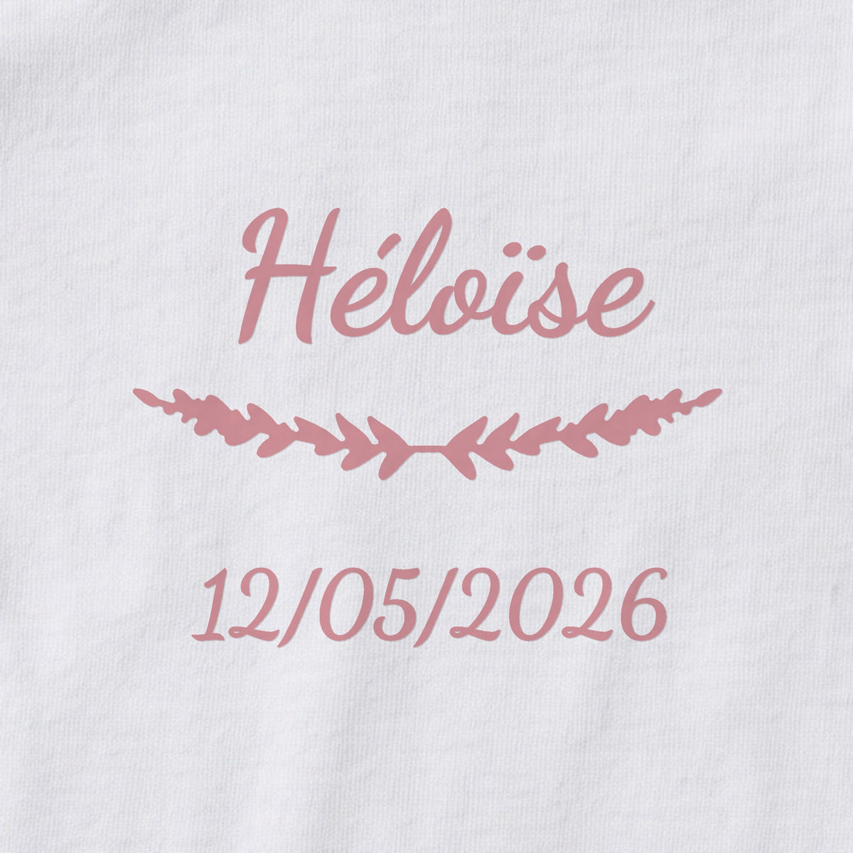 Body bébé personnalisé Héloïse — gros plan du marquage « Héloïse », ornement Brindilles et date de naissance « 12/05/2026 »