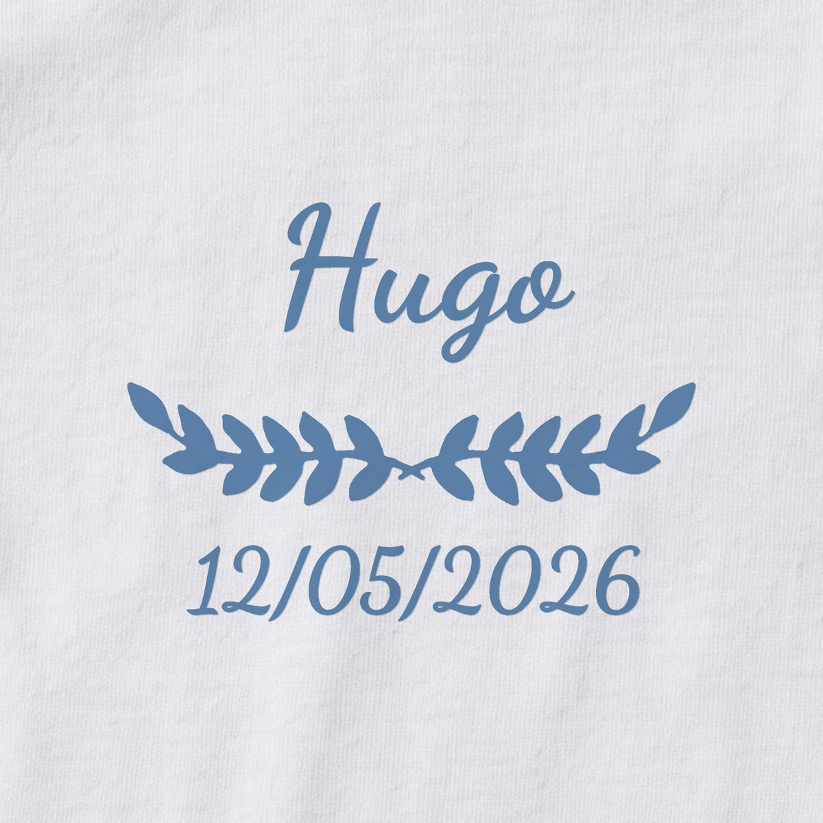 Body bébé personnalisé Hugo — gros plan du marquage « Hugo », ornement Feuillage et date de naissance « 12/05/2026 »