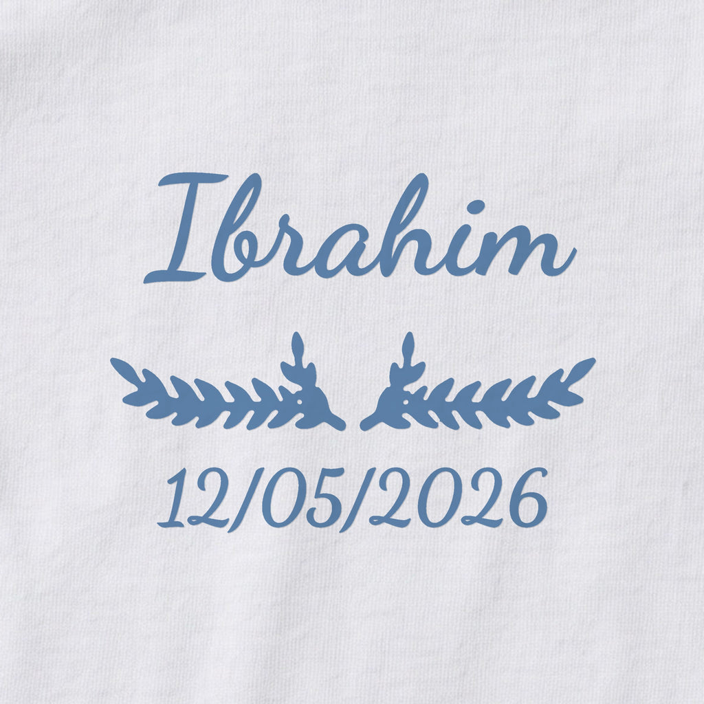 Body bébé personnalisé Ibrahim — gros plan du marquage « Ibrahim », ornement Bouquet et date de naissance « 12/05/2026 »