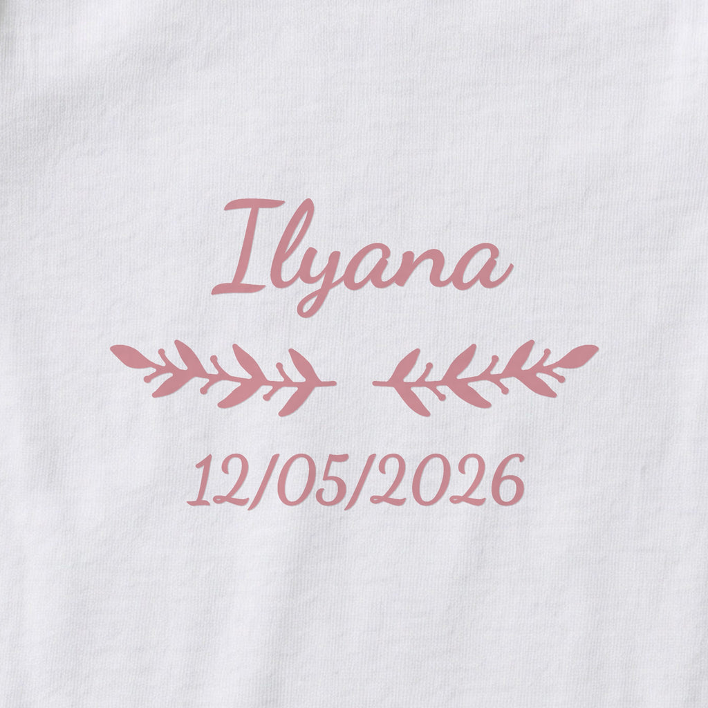 Body bébé personnalisé Ilyana — gros plan du marquage « Ilyana », ornement Rameaux et date de naissance « 12/05/2026 »