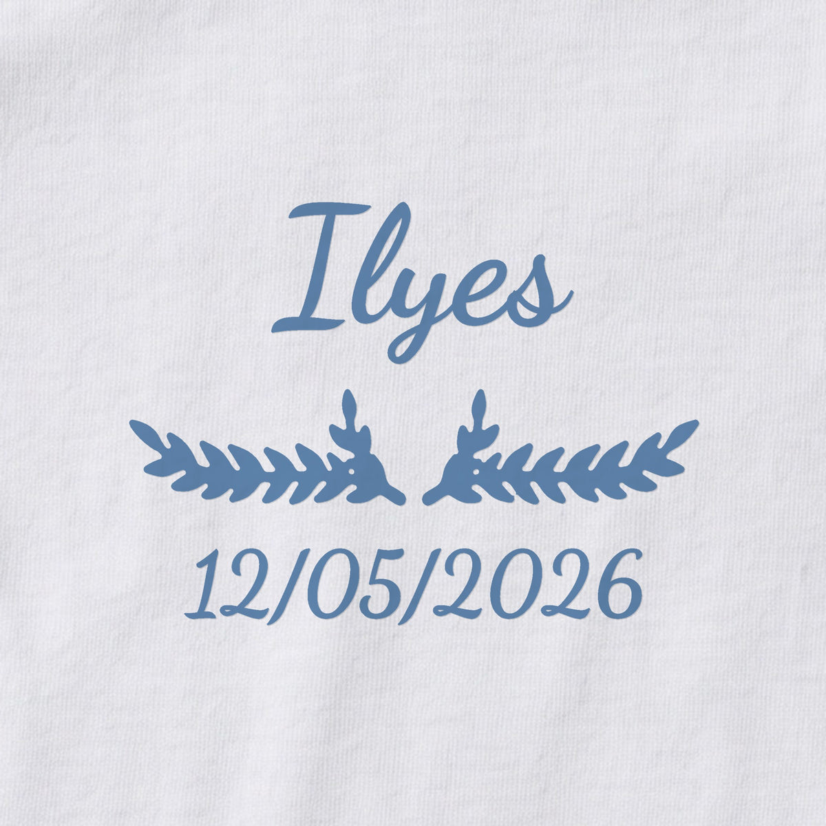 Body bébé personnalisé Ilyes — gros plan du marquage « Ilyes », ornement Bouquet et date de naissance « 12/05/2026 »