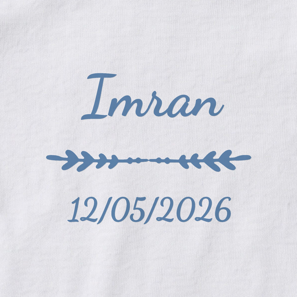Body bébé personnalisé Imran — gros plan du marquage « Imran », ornement Flèche et date de naissance « 12/05/2026 »