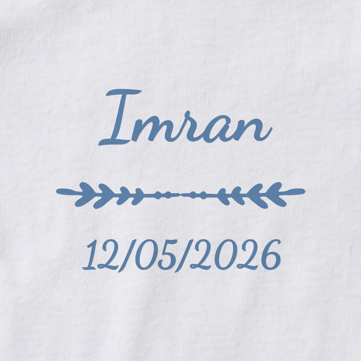 Body bébé personnalisé Imran — gros plan du marquage « Imran », ornement Flèche et date de naissance « 12/05/2026 »