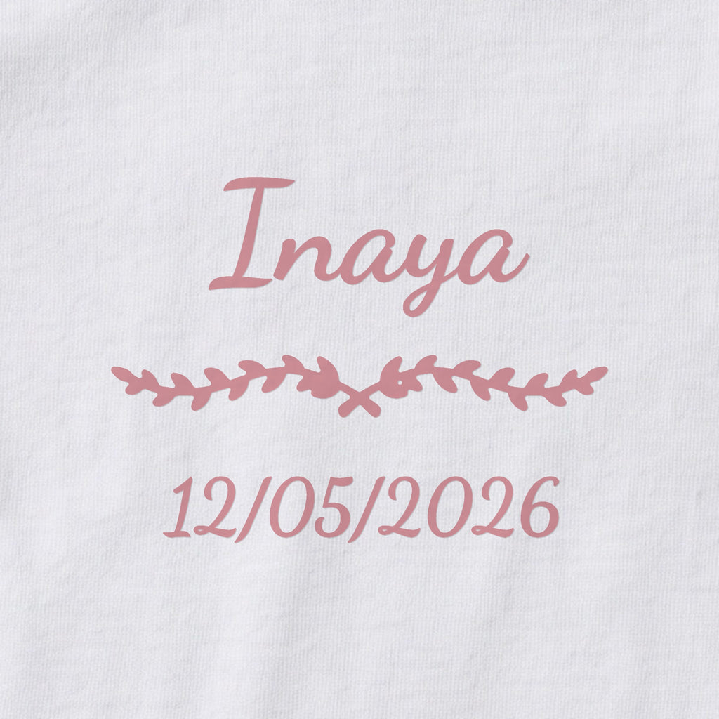 Body bébé personnalisé Inaya — gros plan du marquage « Inaya », ornement Liane et date de naissance « 12/05/2026 »