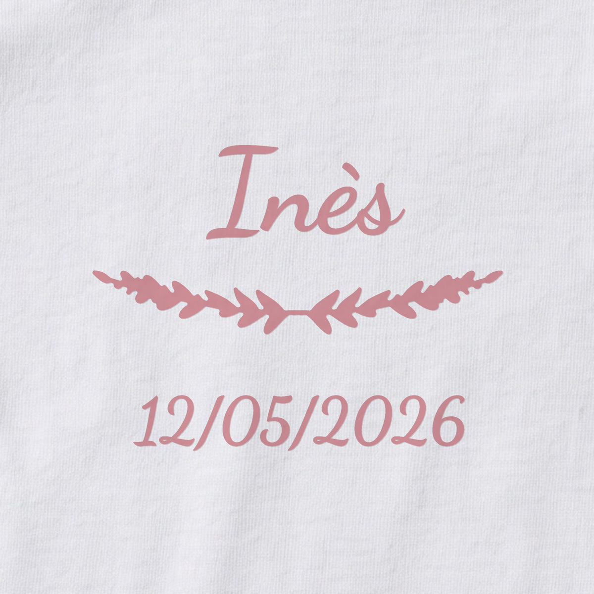 Body bébé personnalisé Inès — gros plan du marquage « Inès », ornement Brindilles et date de naissance « 12/05/2026 »