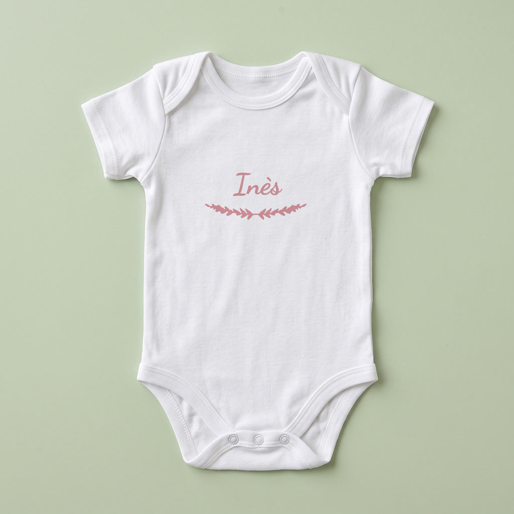 Body bébé blanc personnalisé Inès — prénom « Inès » marqué sur la poitrine, ornement Brindilles