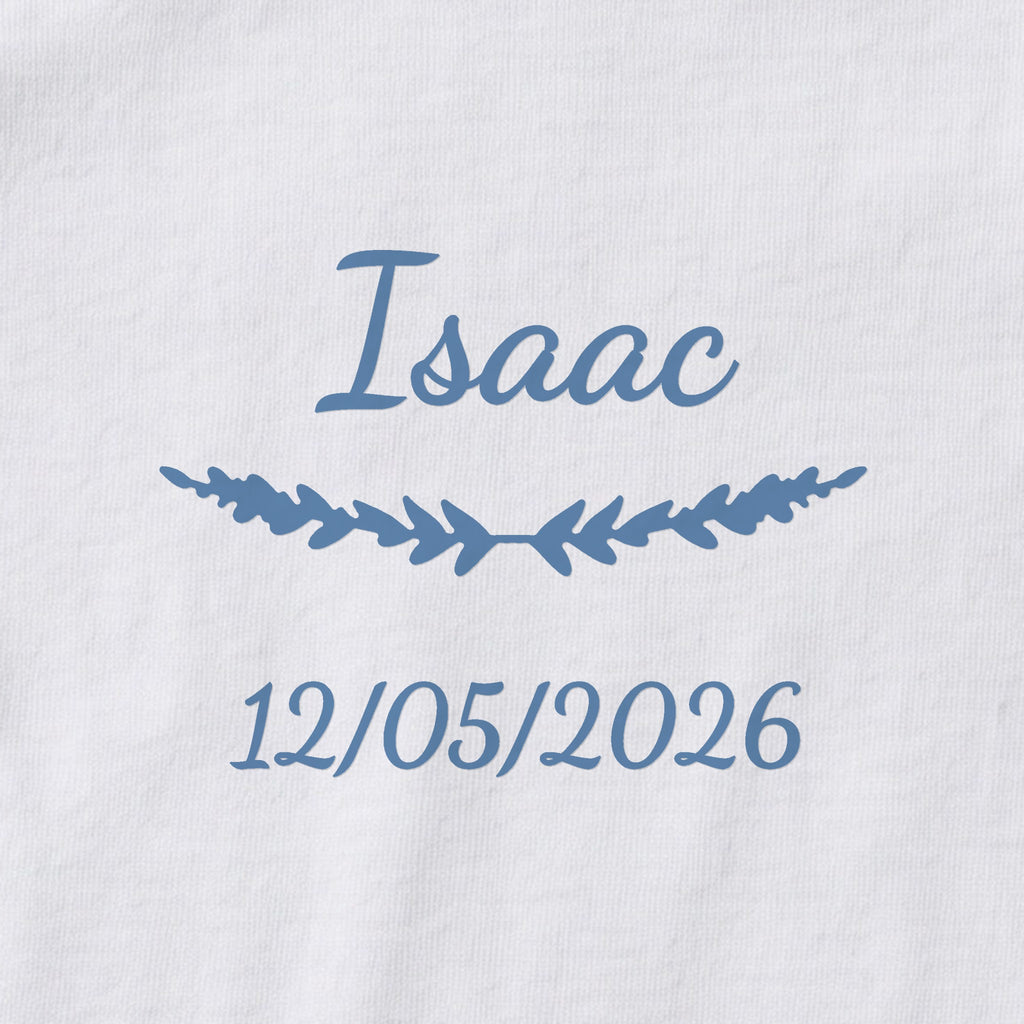 Body bébé personnalisé Isaac — gros plan du marquage « Isaac », ornement Brindilles et date de naissance « 12/05/2026 »