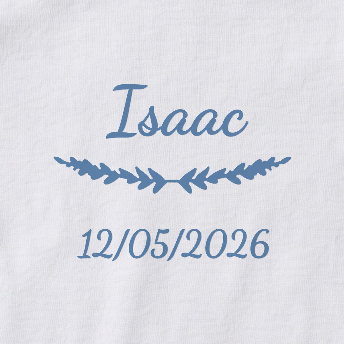 Body bébé personnalisé Isaac — gros plan du marquage « Isaac », ornement Brindilles et date de naissance « 12/05/2026 »