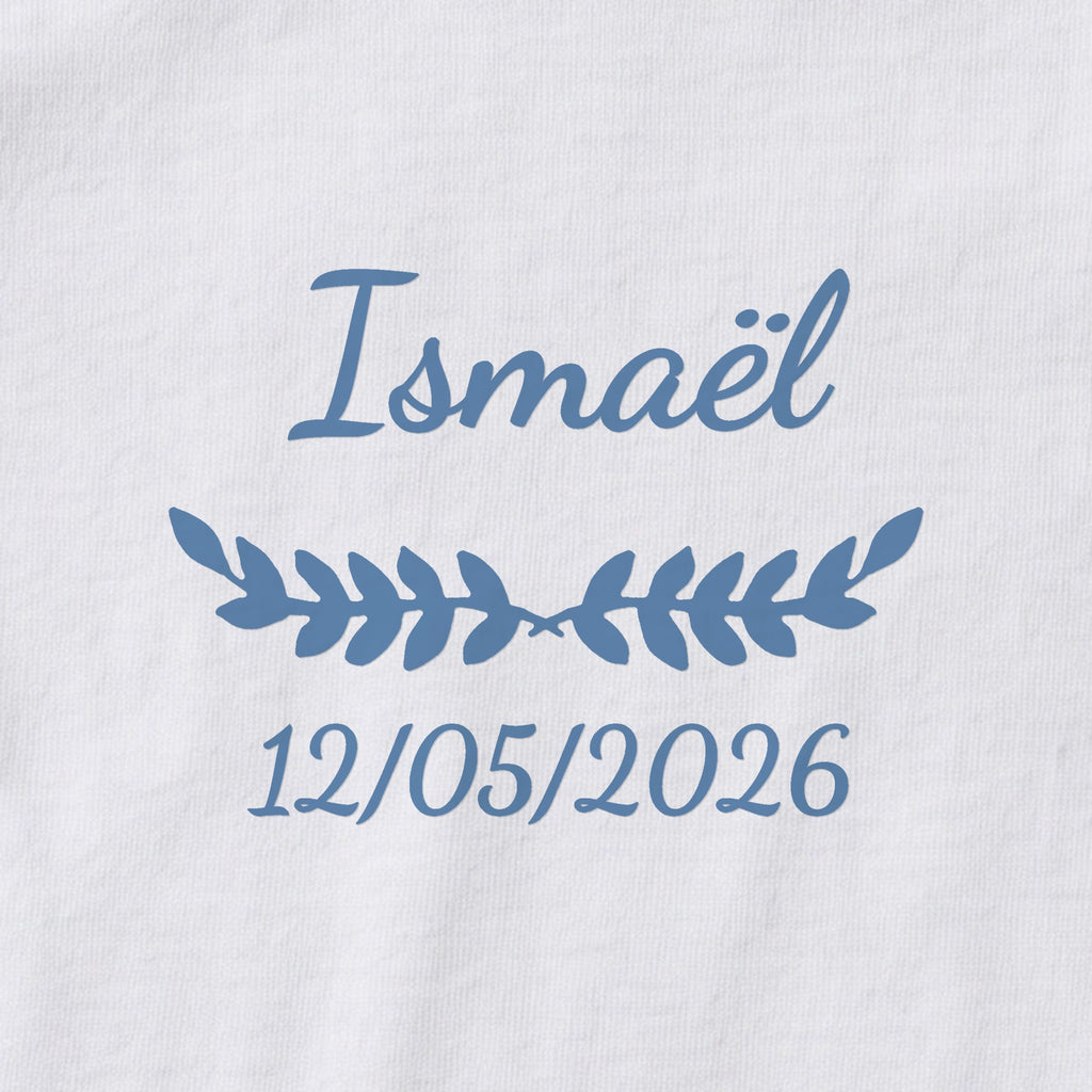 Body bébé personnalisé Ismaël — gros plan du marquage « Ismaël », ornement Feuillage et date de naissance « 12/05/2026 »