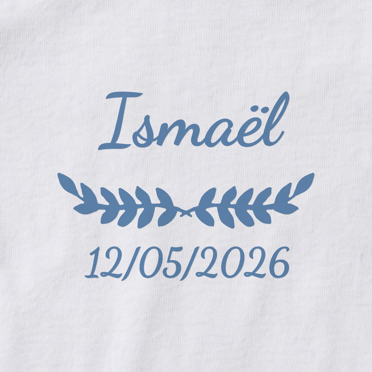Body bébé personnalisé Ismaël — gros plan du marquage « Ismaël », ornement Feuillage et date de naissance « 12/05/2026 »