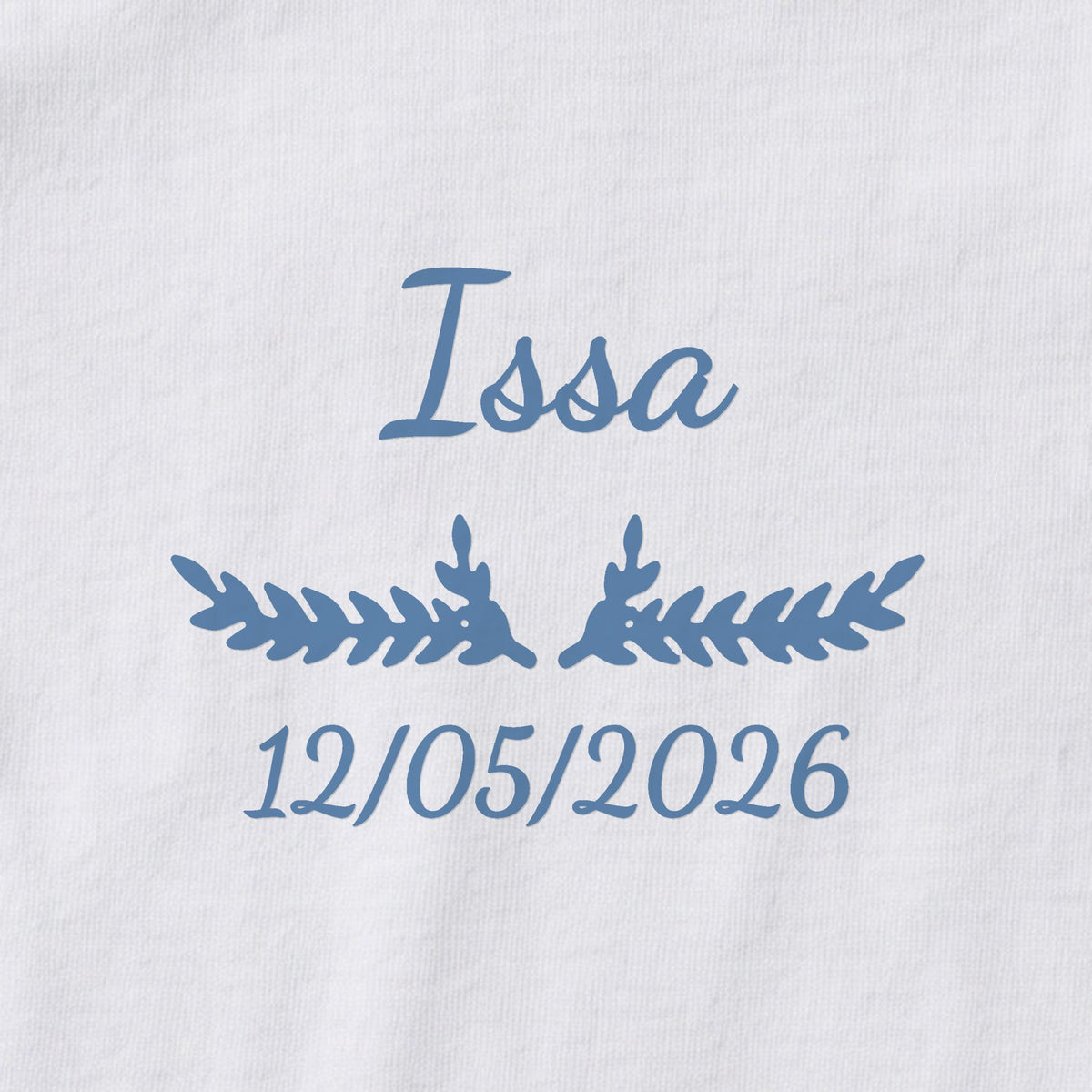 Body bébé personnalisé Issa — gros plan du marquage « Issa », ornement Bouquet et date de naissance « 12/05/2026 »