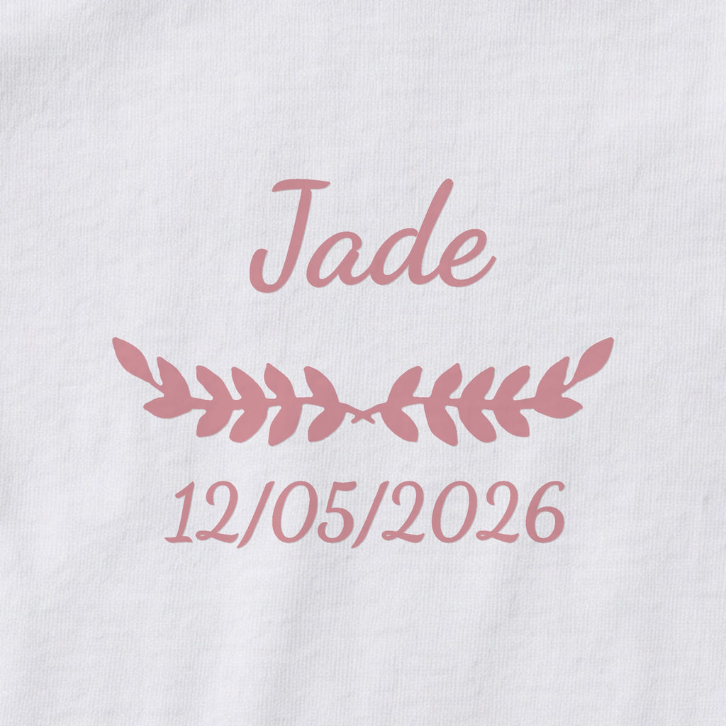 Body bébé personnalisé Jade — gros plan du marquage « Jade », ornement Feuillage et date de naissance « 12/05/2026 »