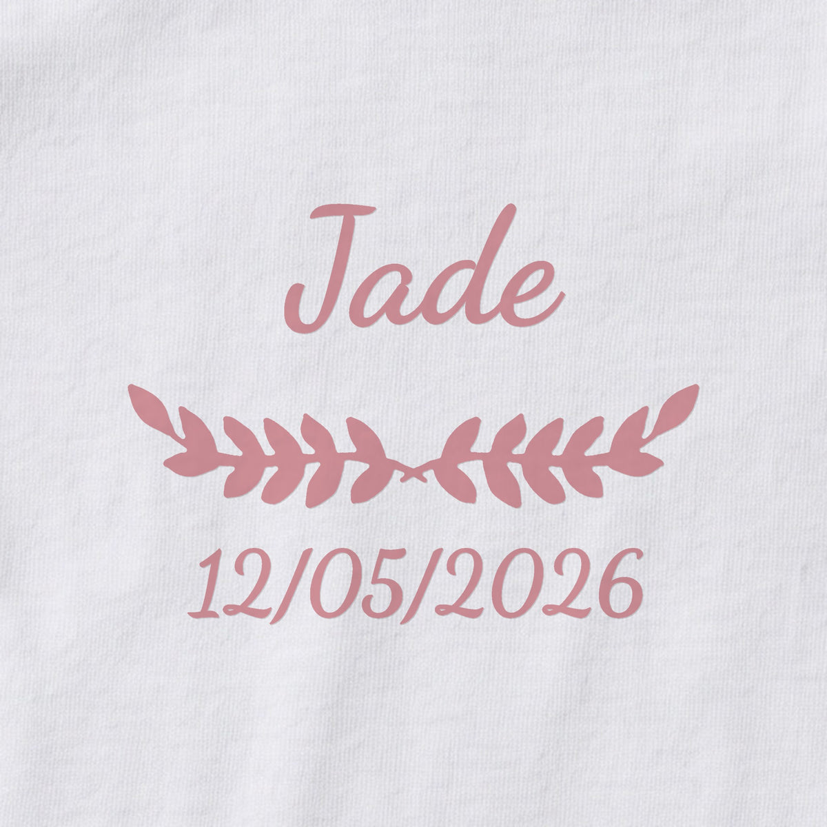 Body bébé personnalisé Jade — gros plan du marquage « Jade », ornement Feuillage et date de naissance « 12/05/2026 »