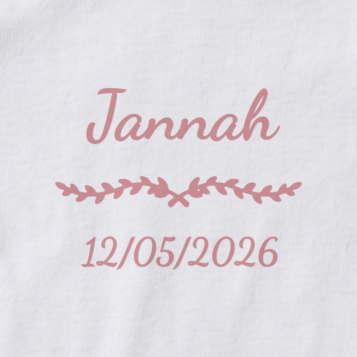 Body bébé personnalisé Jannah — gros plan du marquage « Jannah », ornement Liane et date de naissance « 12/05/2026 »
