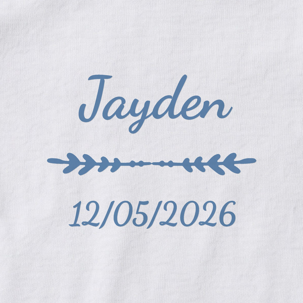 Body bébé personnalisé Jayden — gros plan du marquage « Jayden », ornement Flèche et date de naissance « 12/05/2026 »