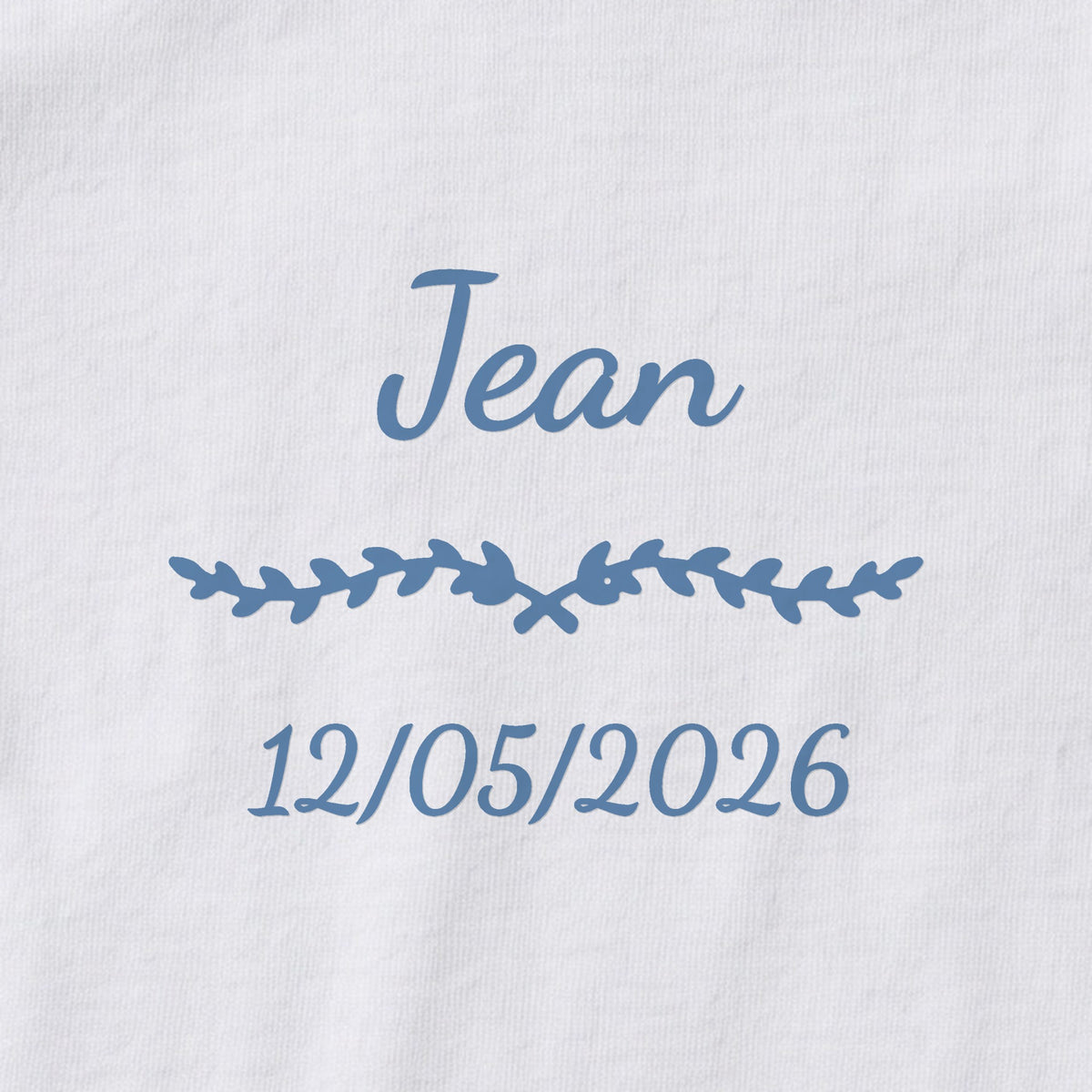 Body bébé personnalisé Jean — gros plan du marquage « Jean », ornement Liane et date de naissance « 12/05/2026 »