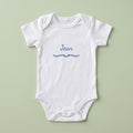 Body bébé blanc personnalisé Jean — prénom « Jean » marqué sur la poitrine, ornement Liane