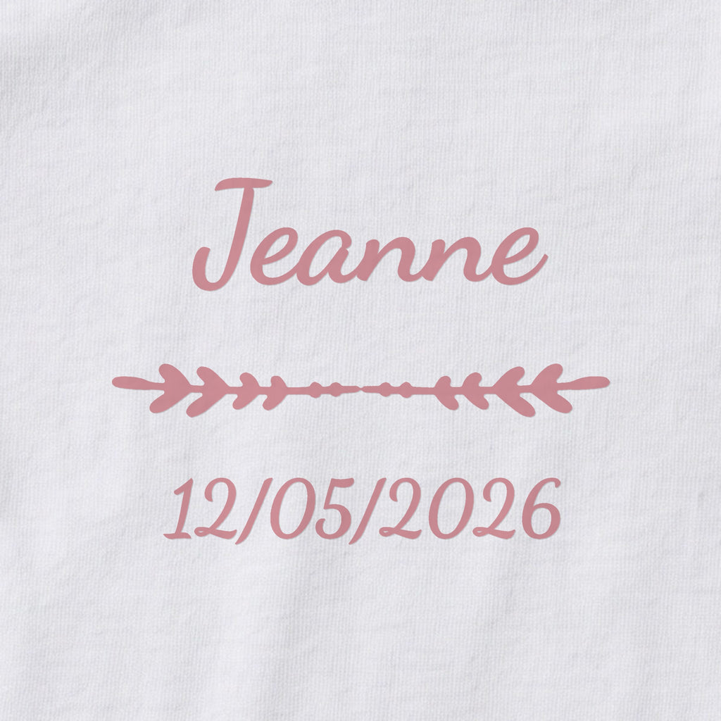 Body bébé personnalisé Jeanne — gros plan du marquage « Jeanne », ornement Flèche et date de naissance « 12/05/2026 »