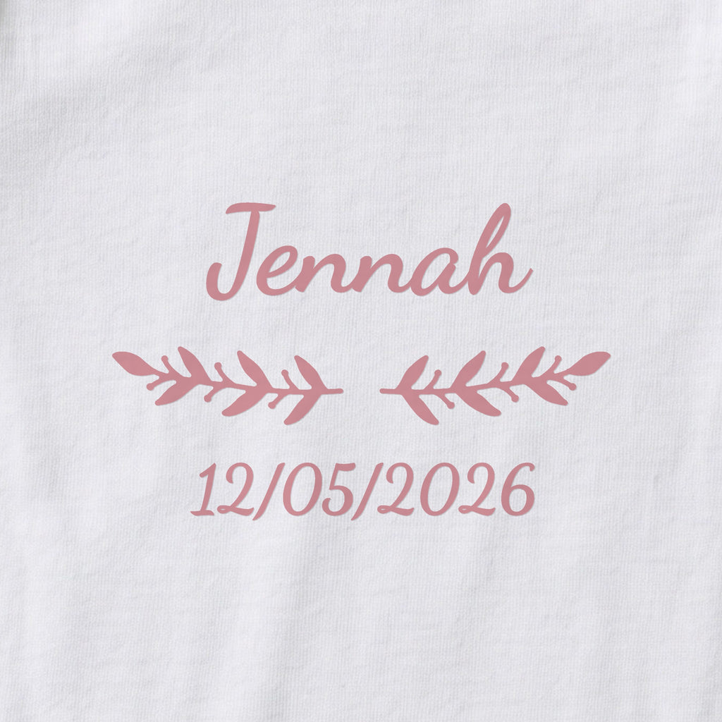 Body bébé personnalisé Jennah — gros plan du marquage « Jennah », ornement Rameaux et date de naissance « 12/05/2026 »