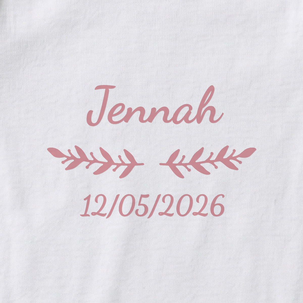 Body bébé personnalisé Jennah — gros plan du marquage « Jennah », ornement Rameaux et date de naissance « 12/05/2026 »