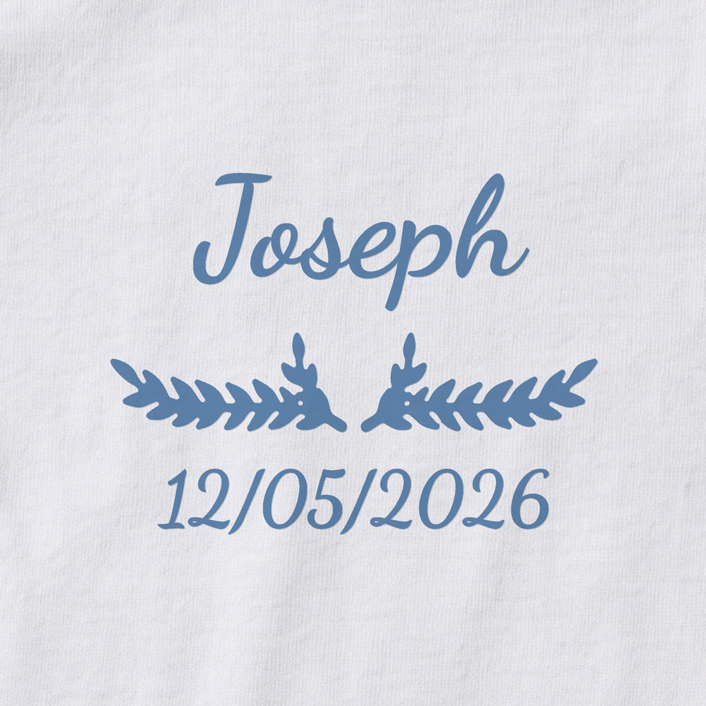 Body bébé personnalisé Joseph — gros plan du marquage « Joseph », ornement Bouquet et date de naissance « 12/05/2026 »
