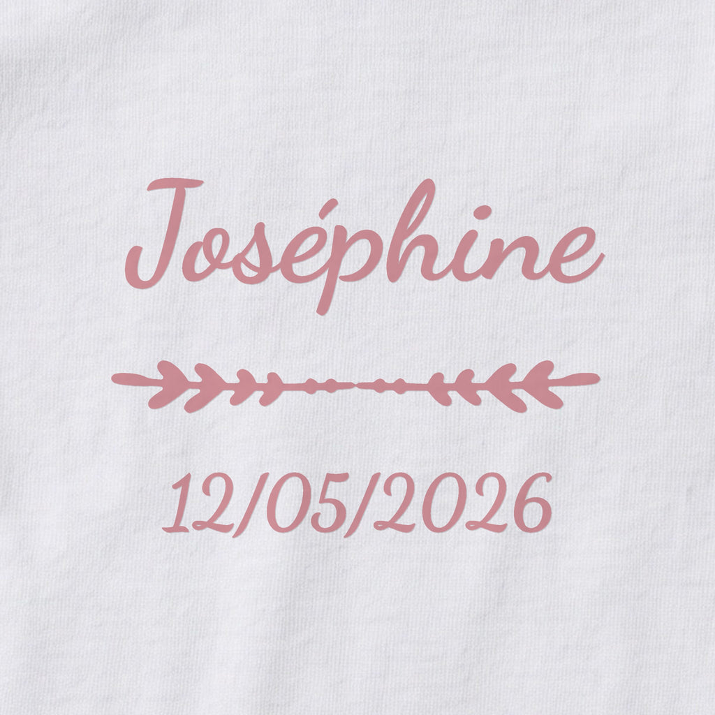 Body bébé personnalisé Joséphine — gros plan du marquage « Joséphine », ornement Flèche et date de naissance « 12/05/2026 »