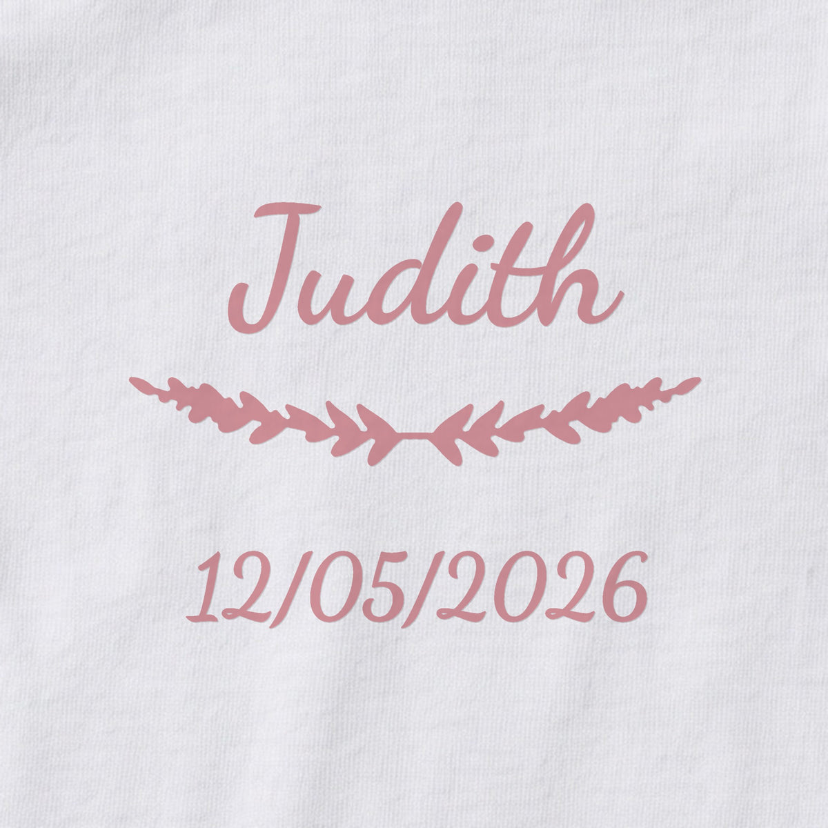 Body bébé personnalisé Judith — gros plan du marquage « Judith », ornement Brindilles et date de naissance « 12/05/2026 »