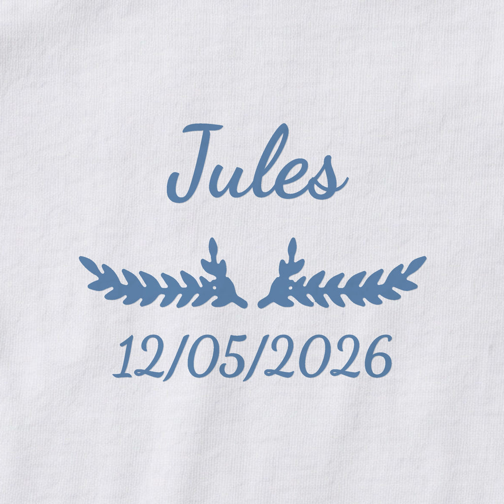 Body bébé personnalisé Jules — gros plan du marquage « Jules », ornement Bouquet et date de naissance « 12/05/2026 »