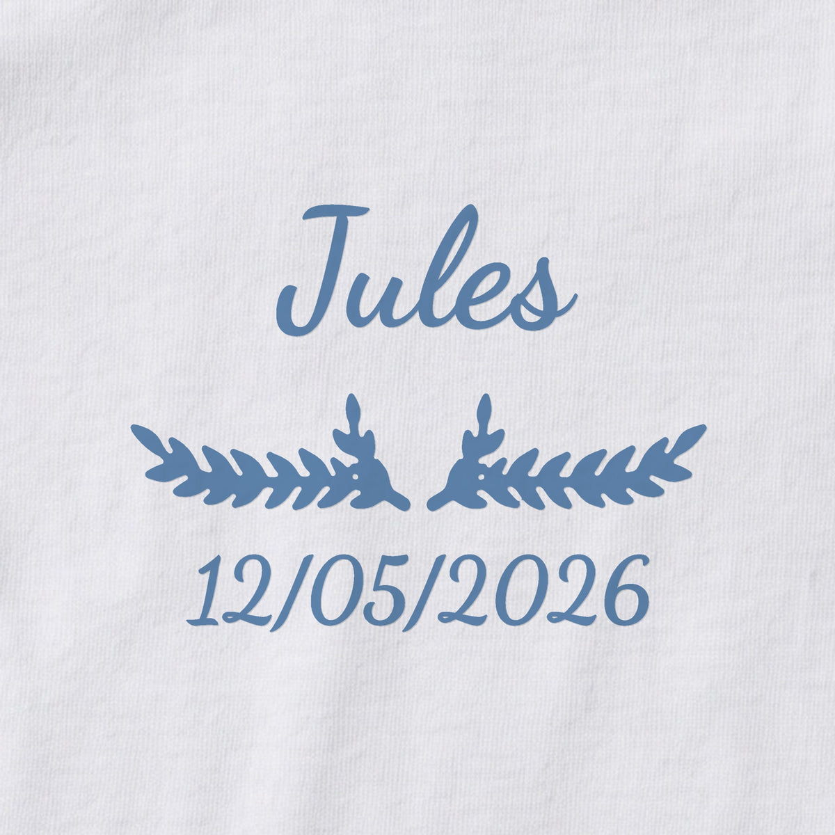 Body bébé personnalisé Jules — gros plan du marquage « Jules », ornement Bouquet et date de naissance « 12/05/2026 »