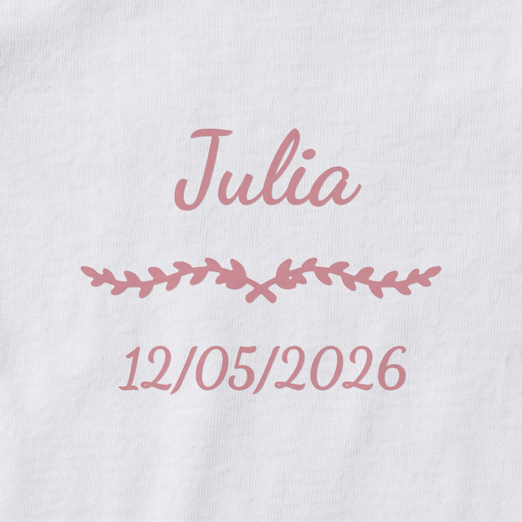 Body bébé personnalisé Julia — gros plan du marquage « Julia », ornement Liane et date de naissance « 12/05/2026 »