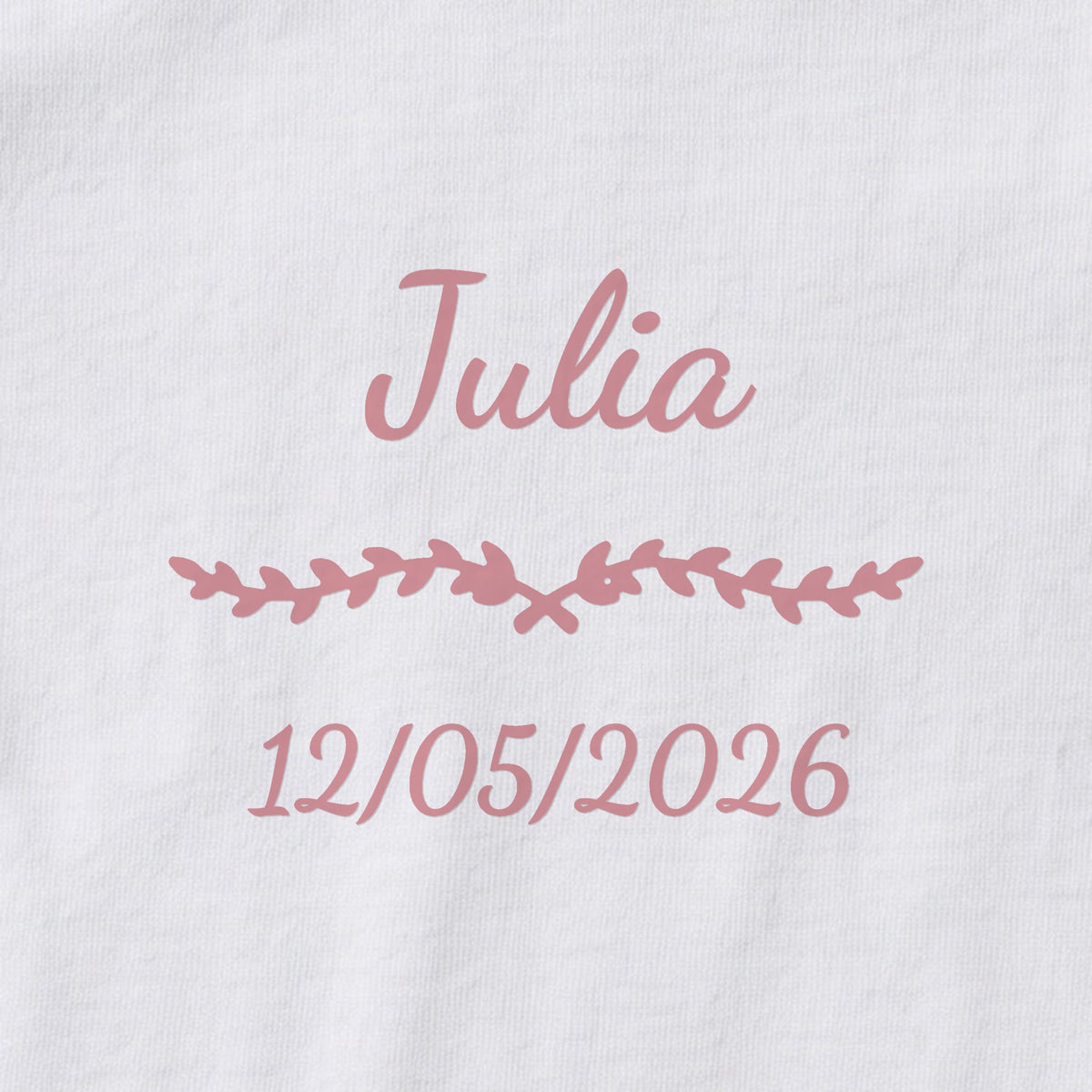 Body bébé personnalisé Julia — gros plan du marquage « Julia », ornement Liane et date de naissance « 12/05/2026 »