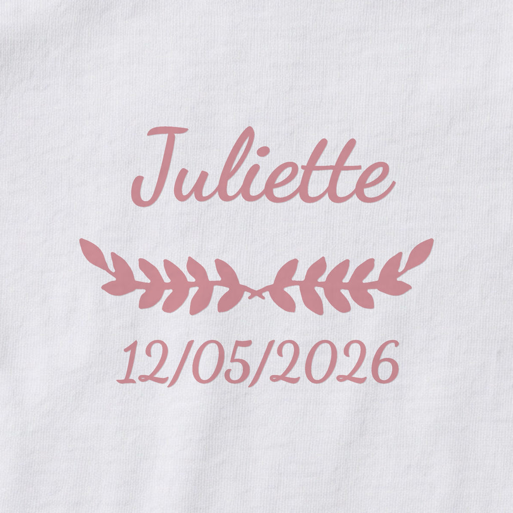 Body bébé personnalisé Juliette — gros plan du marquage « Juliette », ornement Feuillage et date de naissance « 12/05/2026 »