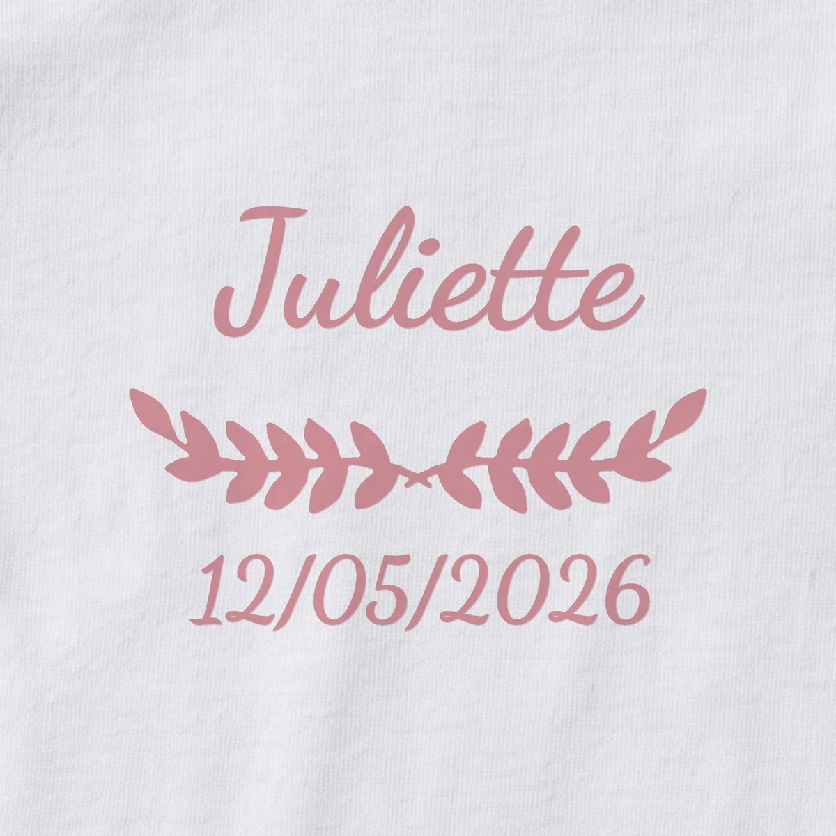 Body bébé personnalisé Juliette — gros plan du marquage « Juliette », ornement Feuillage et date de naissance « 12/05/2026 »