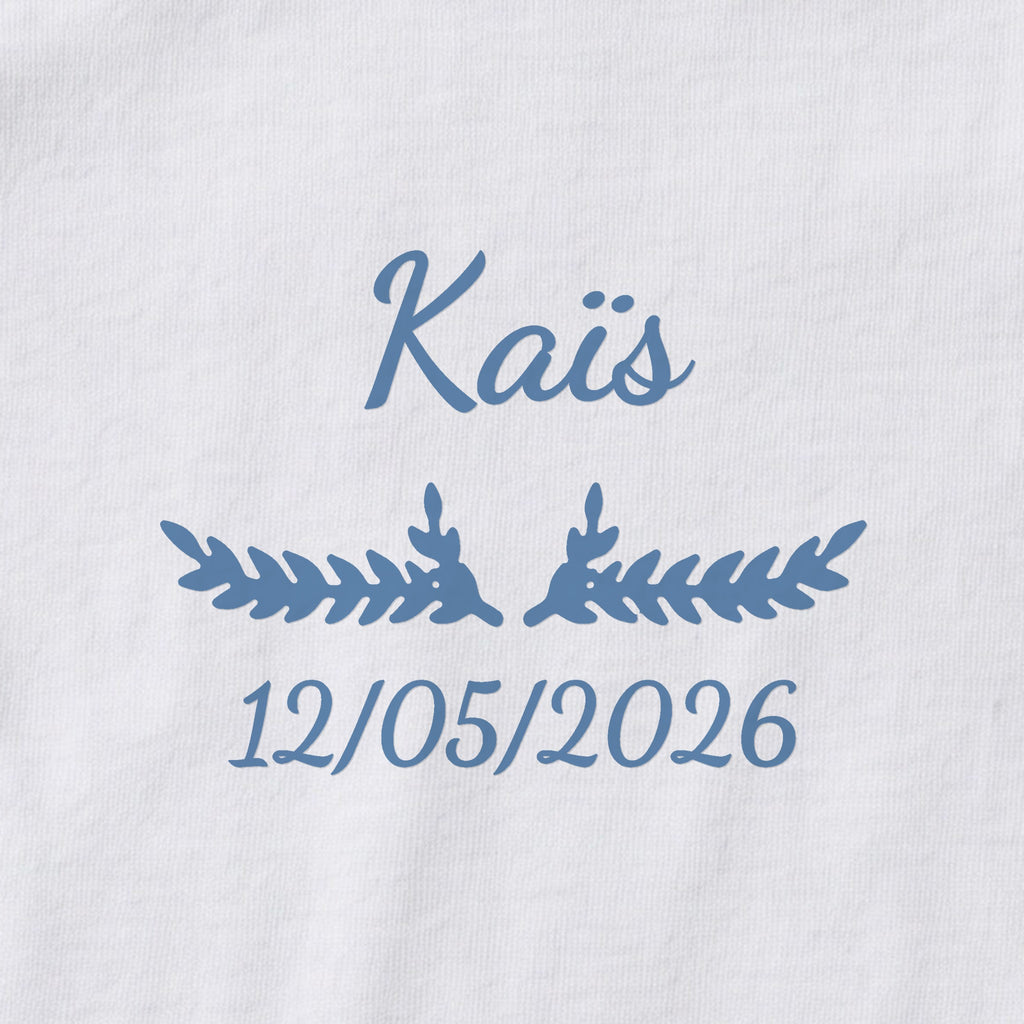 Body bébé personnalisé Kaïs — gros plan du marquage « Kaïs », ornement Bouquet et date de naissance « 12/05/2026 »