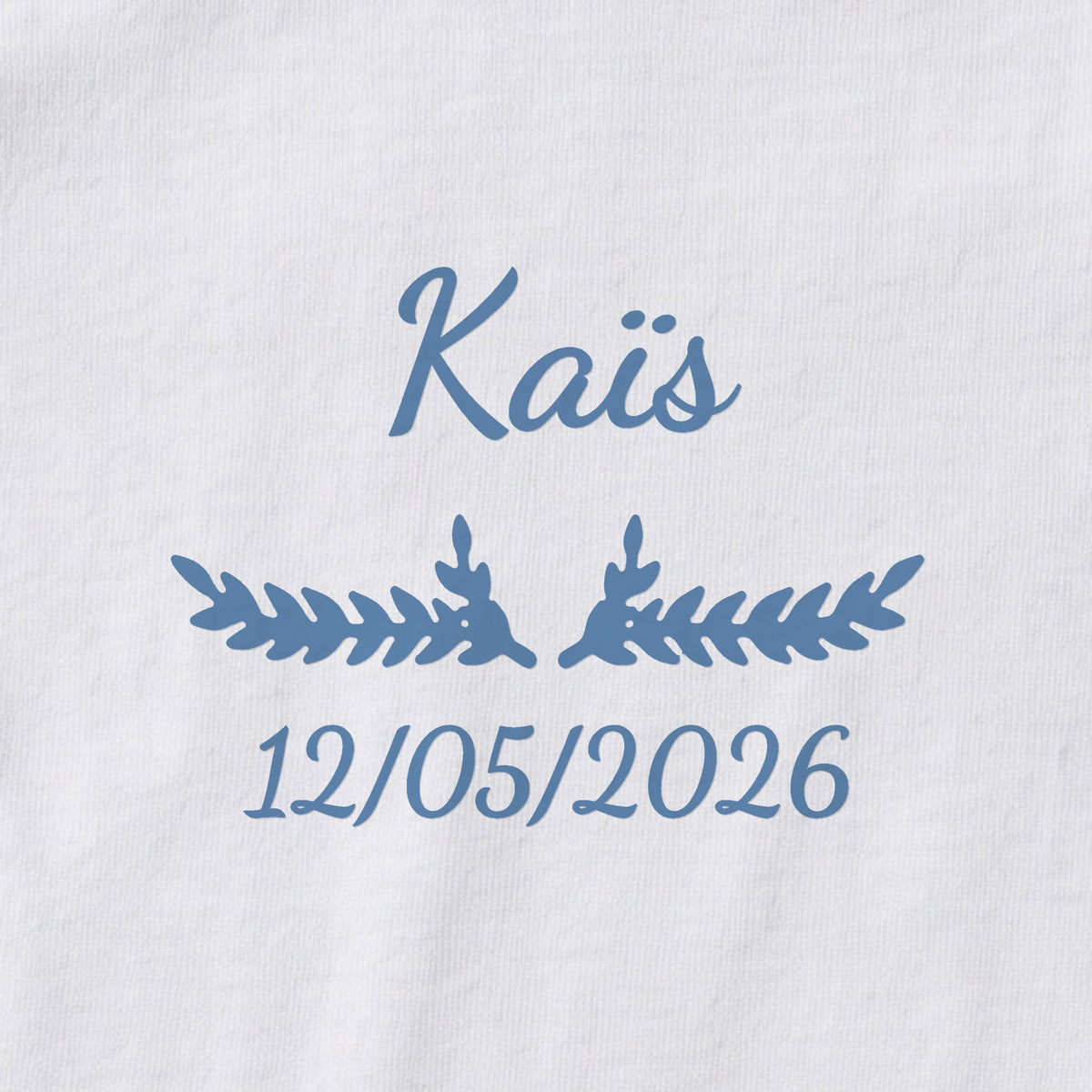 Body bébé personnalisé Kaïs — gros plan du marquage « Kaïs », ornement Bouquet et date de naissance « 12/05/2026 »