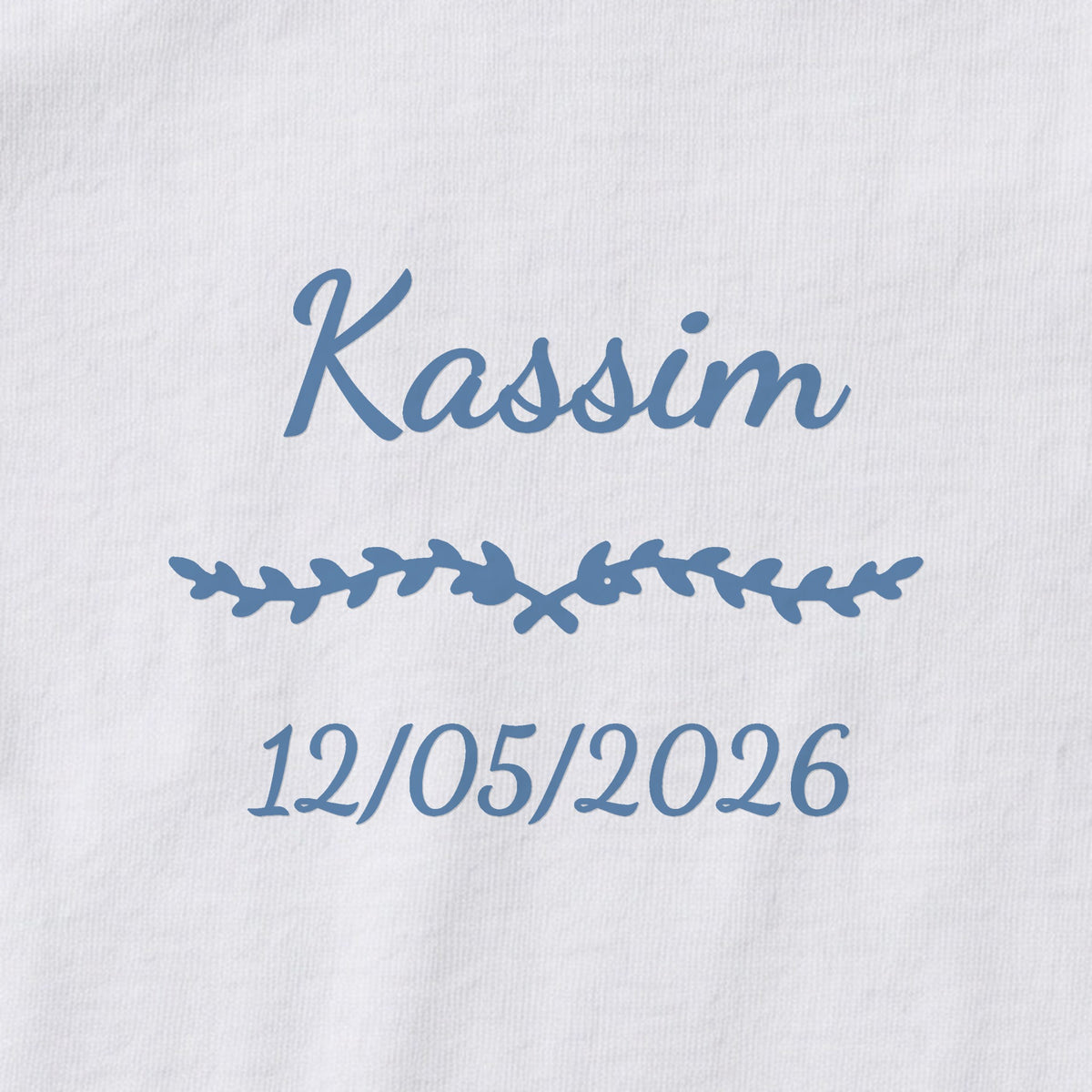 Body bébé personnalisé Kassim — gros plan du marquage « Kassim », ornement Liane et date de naissance « 12/05/2026 »
