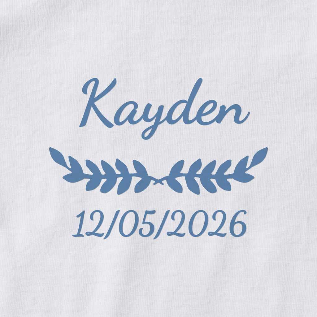 Body bébé personnalisé Kayden — gros plan du marquage « Kayden », ornement Feuillage et date de naissance « 12/05/2026 »