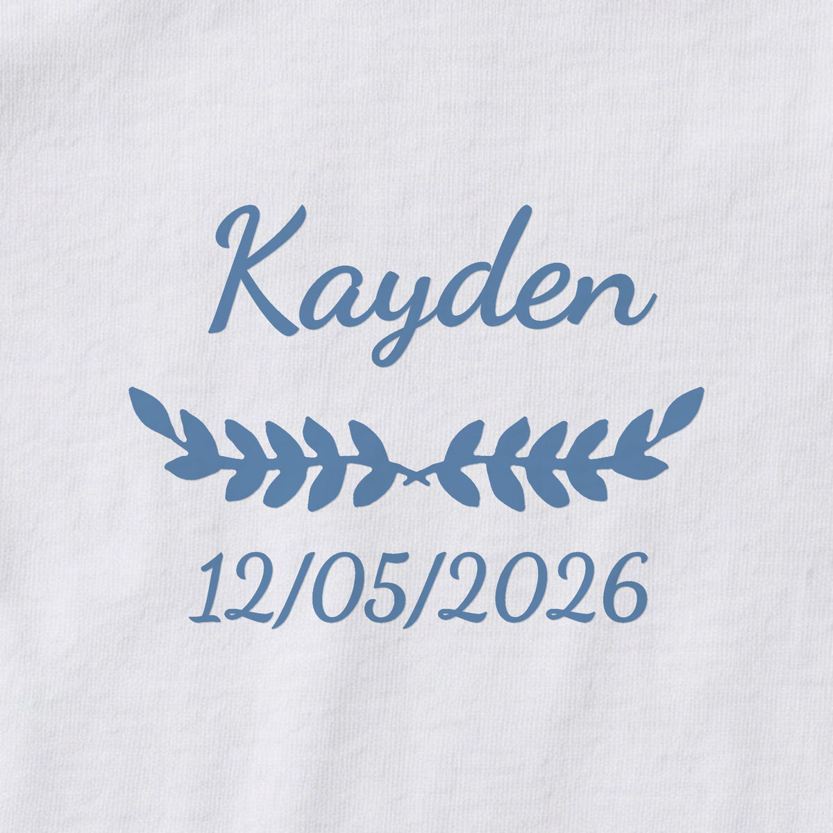 Body bébé personnalisé Kayden — gros plan du marquage « Kayden », ornement Feuillage et date de naissance « 12/05/2026 »