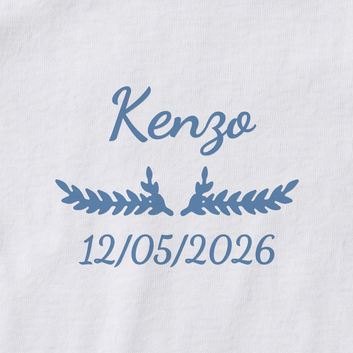Body bébé personnalisé Kenzo — gros plan du marquage « Kenzo », ornement Bouquet et date de naissance « 12/05/2026 »