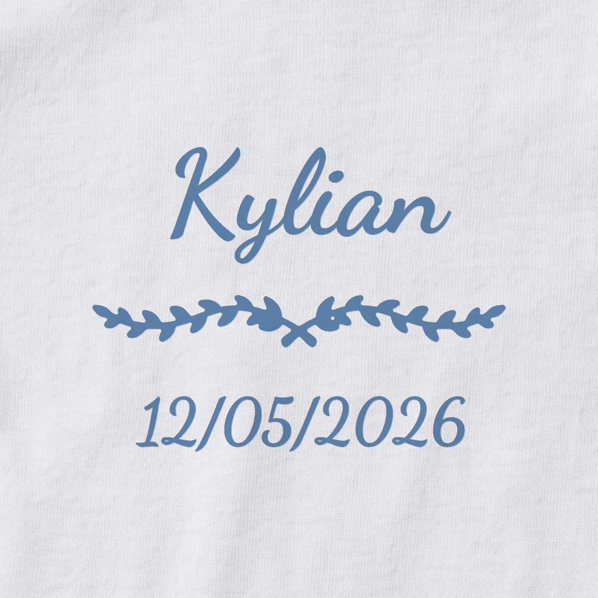 Body bébé personnalisé Kylian — gros plan du marquage « Kylian », ornement Liane et date de naissance « 12/05/2026 »