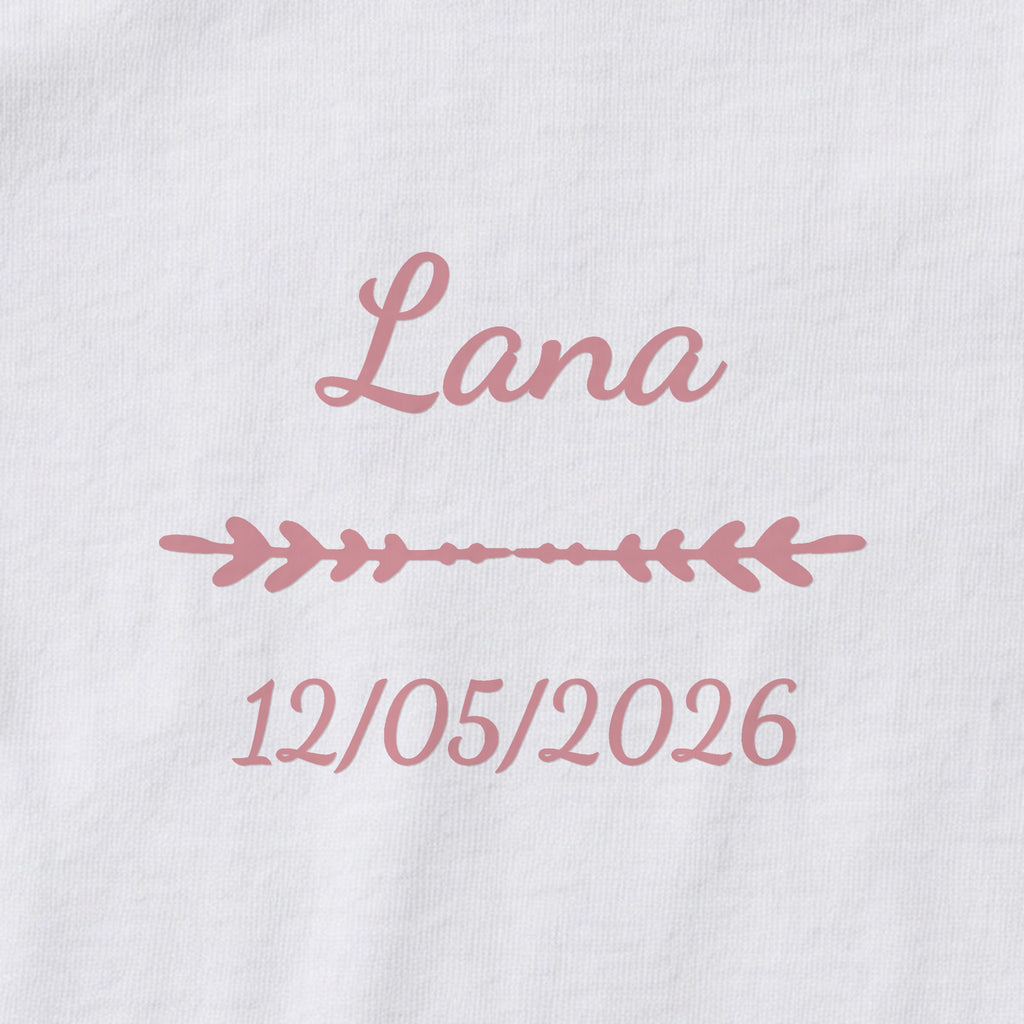 Body bébé personnalisé Lana — gros plan du marquage « Lana », ornement Flèche et date de naissance « 12/05/2026 »