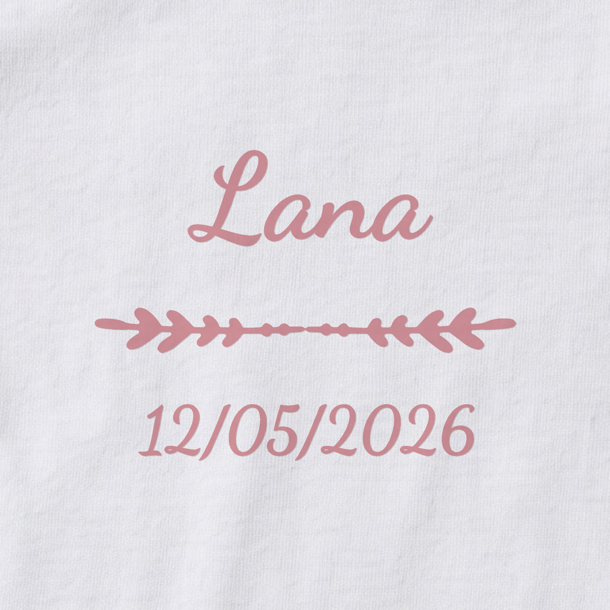 Body bébé personnalisé Lana — gros plan du marquage « Lana », ornement Flèche et date de naissance « 12/05/2026 »