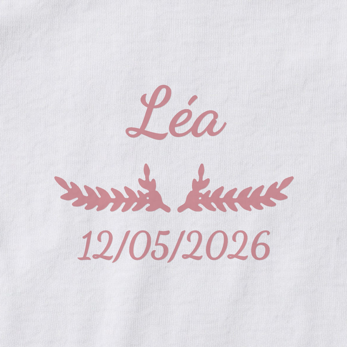 Body bébé personnalisé Léa — gros plan du marquage « Léa », ornement Bouquet et date de naissance « 12/05/2026 »