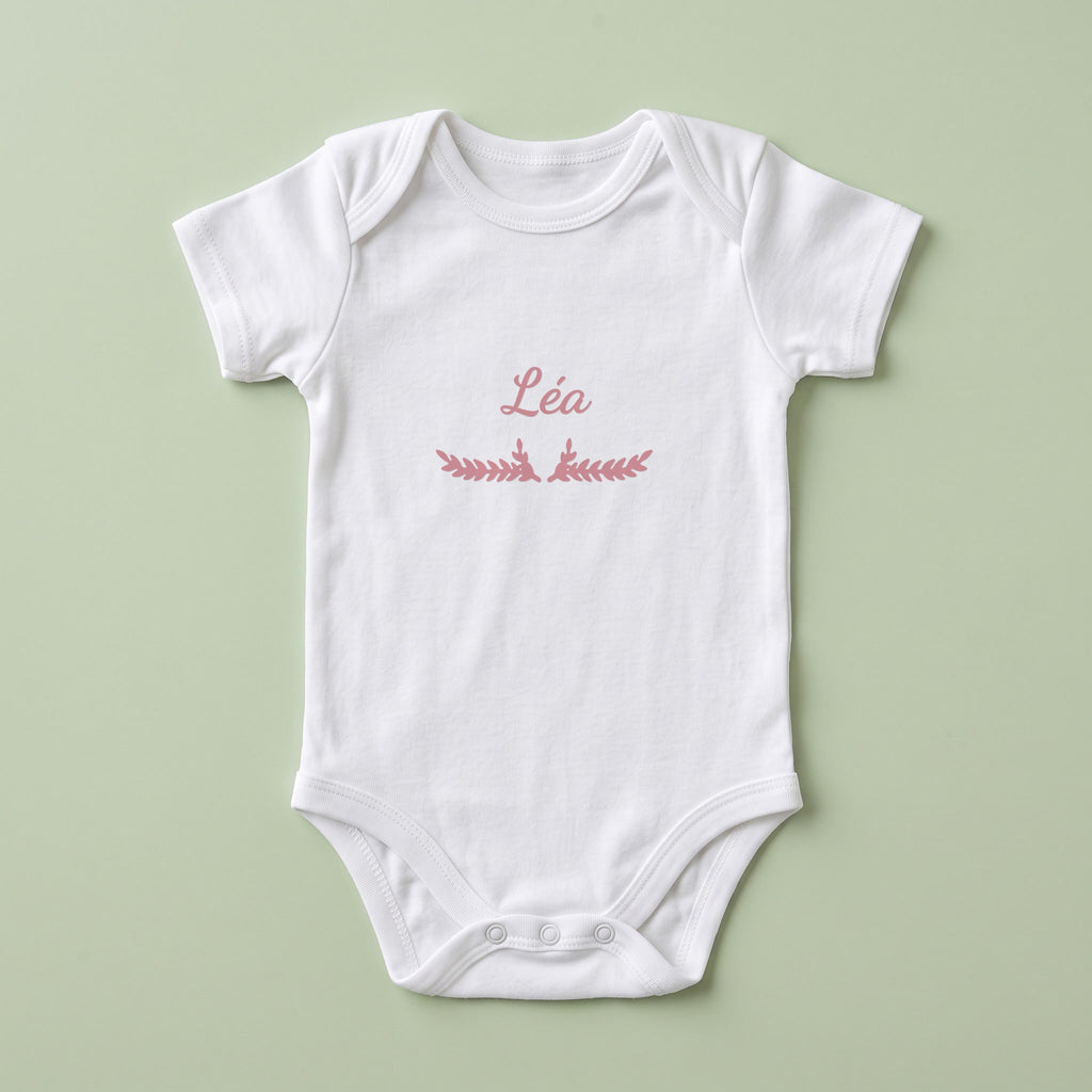 Body bébé blanc personnalisé Léa — prénom « Léa » marqué sur la poitrine, ornement Bouquet