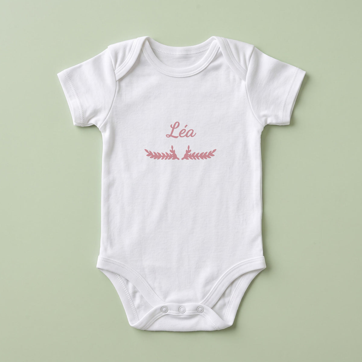Body bébé blanc personnalisé Léa — prénom « Léa » marqué sur la poitrine, ornement Bouquet