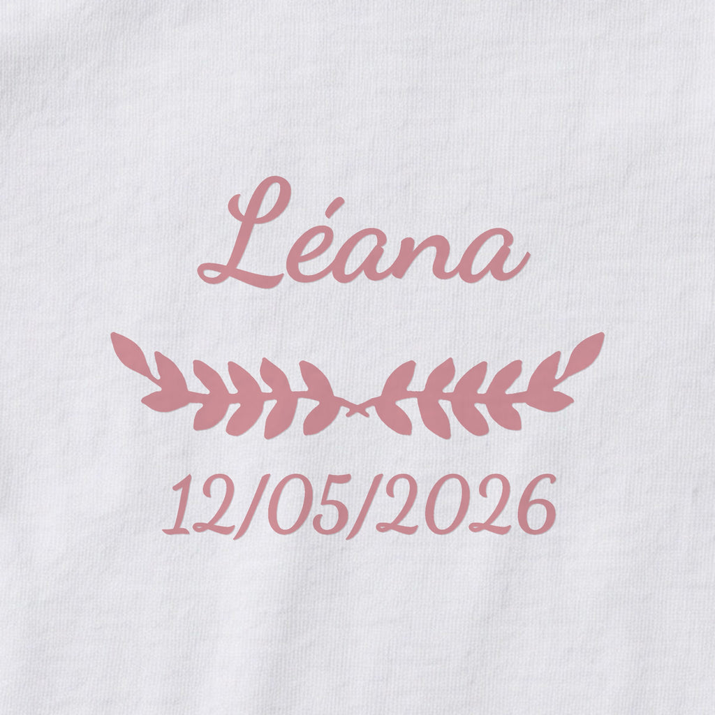 Body bébé personnalisé Léana — gros plan du marquage « Léana », ornement Feuillage et date de naissance « 12/05/2026 »