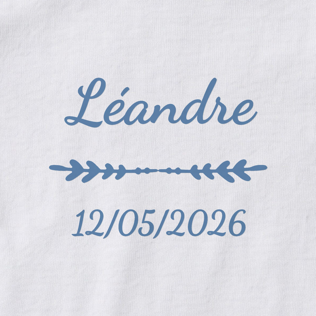 Body bébé personnalisé Léandre — gros plan du marquage « Léandre », ornement Flèche et date de naissance « 12/05/2026 »