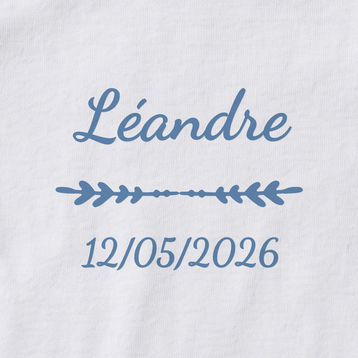 Body bébé personnalisé Léandre — gros plan du marquage « Léandre », ornement Flèche et date de naissance « 12/05/2026 »
